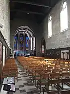 La nef et, à droite, vue sur le véritable cloître installé au sud de l'église