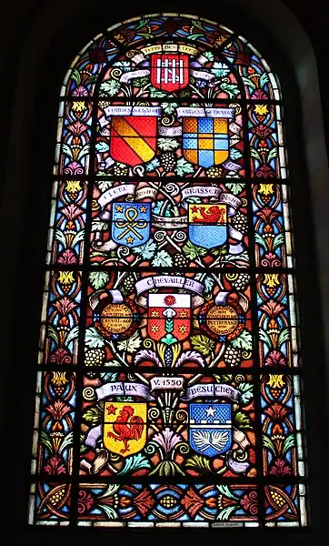 Un des vitraux d'Eugène Grasset ornant le temple.