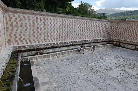 Vue partielle de la fontaine aux 99 cannelles de L'Aquila, Italie, XIIIe siècle.