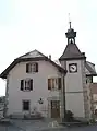 La maison-commune.