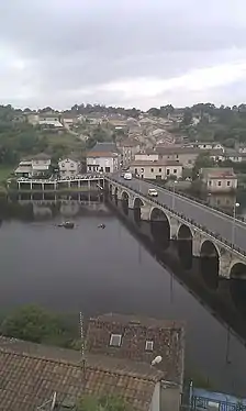 Vue en plongée depuis le côté de L'Isle-Jourdain, en juin 2012.