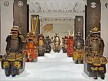 Photographie d'armures japonaises exposées.