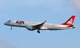 L'Embraer 190 impliqué dans l’accident (C9-EMC), atterrissant à l'aéroport international Jomo-Kenyatta en décembre 2012, 11 mois avant l'incident.