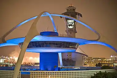 Le Theme Building de nuit