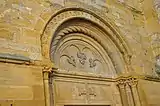 Détail du porche de l'église de l'abbaye de La Bénisson-Dieu.
