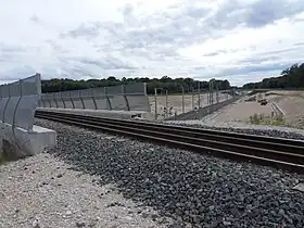 À proximité de la bifurcation de Villers-les-Pots.Les voies 1 et 2 de la LGV passent sous le PRA de la ligne de Gray à Villers-les-Pots. On aperçoit les signaux « baissez pantos » de la section de séparation 25&nbsp;kV/1,5&nbsp;kV.