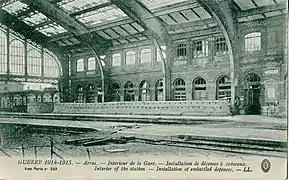 La grande halle en 1914 – 1915, avec des défenses en sacs de sable édifiées sur les quais.