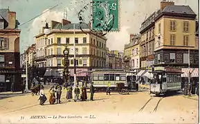 La place Gambetta : pôle important du réseau de l'ancien tramway d'Amiens dès le début du XXe&nbsp;siècle.