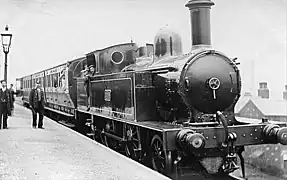 La 2288 en gare avec trois voitures.