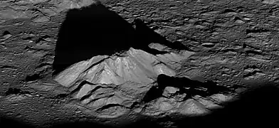 Le pic central du cratère Tycho photographié par LRO se dresse à 2&nbsp;km au-dessus du plancher.