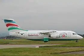 L'Avro 146-RJ 85 impliqué dans l'accident, ici avec son ancienne immatriculation (P4-LOR), photographié en octobre 2013.