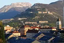 La Bastille de Grenoble, avec au centre les anciens bâtiments universitaires du Rabot et la résidence étudiante du même nom.
