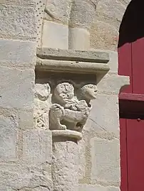 Le chapiteau du portail portant des lions affrontés, en 2012.