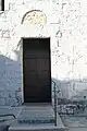 Porte romane principale (à gauche de la façade).