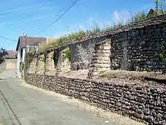 Mur à contreforts.