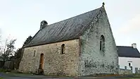 La chapelle Saint-Étienne au Bois-Payen à Allaire. Vue d'ensemble de la chapelle côté sud.