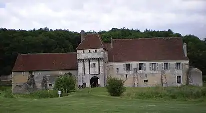 Photographie en couleurs d'un ensemble de bâtiments mitoyens.