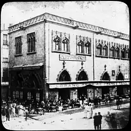 Le bâtiment avec l'enseigne «&nbsp;Café de France&nbsp;» vers 1900.