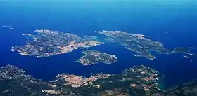 Archipel de la Madeleine : l'île de Caprera est à droite.