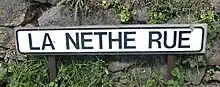 Nom de rue en jersiais : la rue noire à Saint-Ouën.