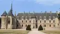 L'aile centrale Renaissance, à gauche la chapelle Saint-Léger et une tour du château du XIIIe&nbsp;siècle.