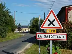 Panneau EB10 surmonté d'un panneau AB1 de priorité à droite (association interdite).