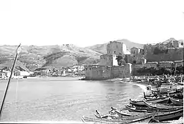 La baie de Collioure en 1950, avec les barques catalanes tirées sur la plage.