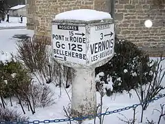 Borne d'angle située à Rosières-sur-Barbèche dans le Doubs.