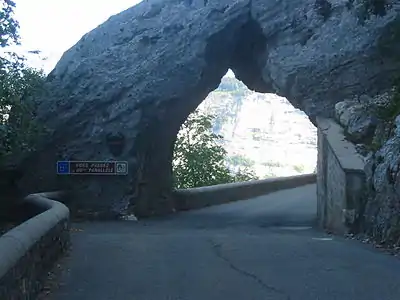 La route dans la combe Laval, au passage du 45e&nbsp;parallèle nord.