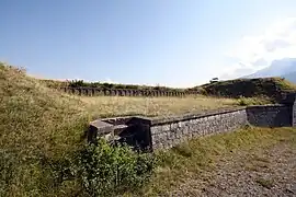 La traverse-abri isolée et une plate-forme de tir.