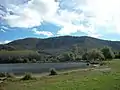Lac de Barbazan, partie communale avec plantation de jeunes arbres sur la droite.