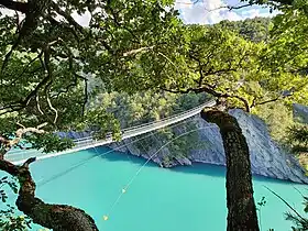 Passerelle himalayenne de l'Ébron sur le lac