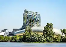 Photographie de la cité du vin et de la Garonne en avant plan.