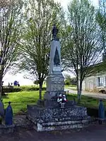 Le monument aux morts sur une place près de l'église (avr.&nbsp;2013)