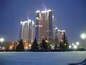Les nouvelles tours d'habitation de Ladya au bord de la Volga en hiver