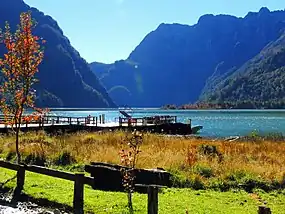 Le lac Frías. Les précipitations enregistrées dans son bassin sont de l'ordre de 3&nbsp;500&nbsp;millimètres annuellement, dû aux vents humides soufflant la plupart du temps depuis l'Océan Pacifique.
