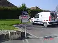Le « chemin de la messe » conduit à la mairie et à l'église.