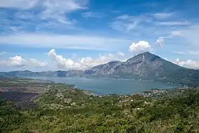 Vue du mont Abang dominant le lac Batur.