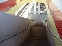 Accès au quai.
