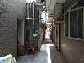 Une ruelle étroite à Lam Tei Tsuen&nbsp;(en), typique des villages fortifiés de Hong Kong.