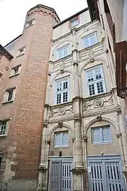 Façade Renaissance en pierre et tour d'escalier en brique.