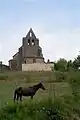 L'église vue des champs (août&nbsp;2011).