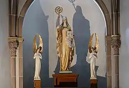Statues du chœur, sainte Odile entre deux anges (XXe siècle).