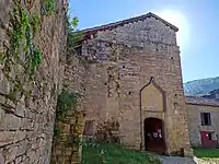 Maison forte du XIIIe siècle avec entrée renaissance. On remarque la corniche et les vestiges de l'escalier.