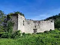 Nord-ouest : tour d'angle et vestige de l'échauguette. L'ouverture date du XIXe siècle.