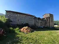 Vue sud-est : maison forte XIIIe siècle et tour-porche.