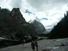 Traversée du torrent du Rio Travenanzes au niveau d’un palier vers 1&nbsp;800&nbsp;m d’altitude dans la longue montée du forcella col dei Bos.
