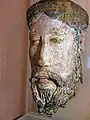 Tête de christ, Lavaudieu (fin XIIe&nbsp;siècle). Le torse de ce christ se trouve  au Metropolitan Museum of Art à New York.