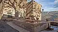 La fontaine.