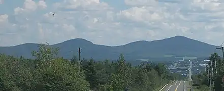 Vue du morne et du village de Saint-Sébastien.